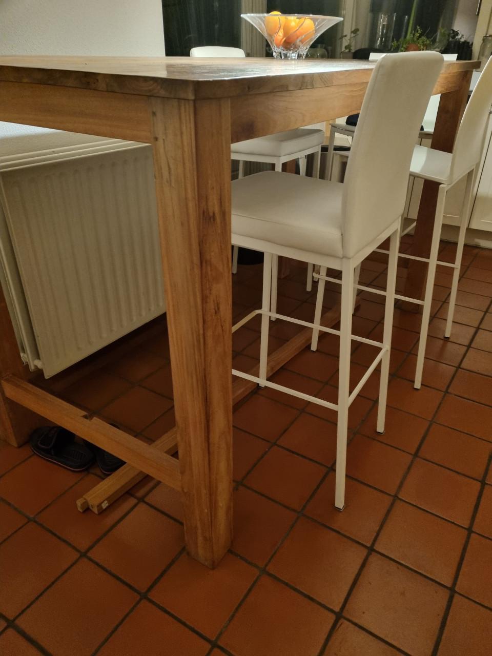 Hoge tafel inclusief vier hoge stoelen / krukken