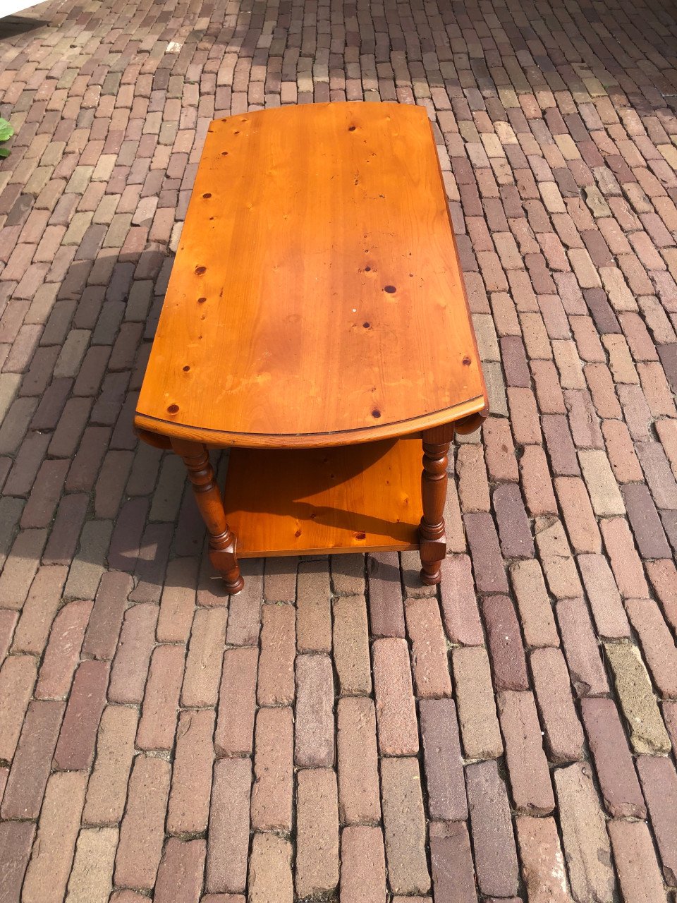 Houten ronde salontafel.
