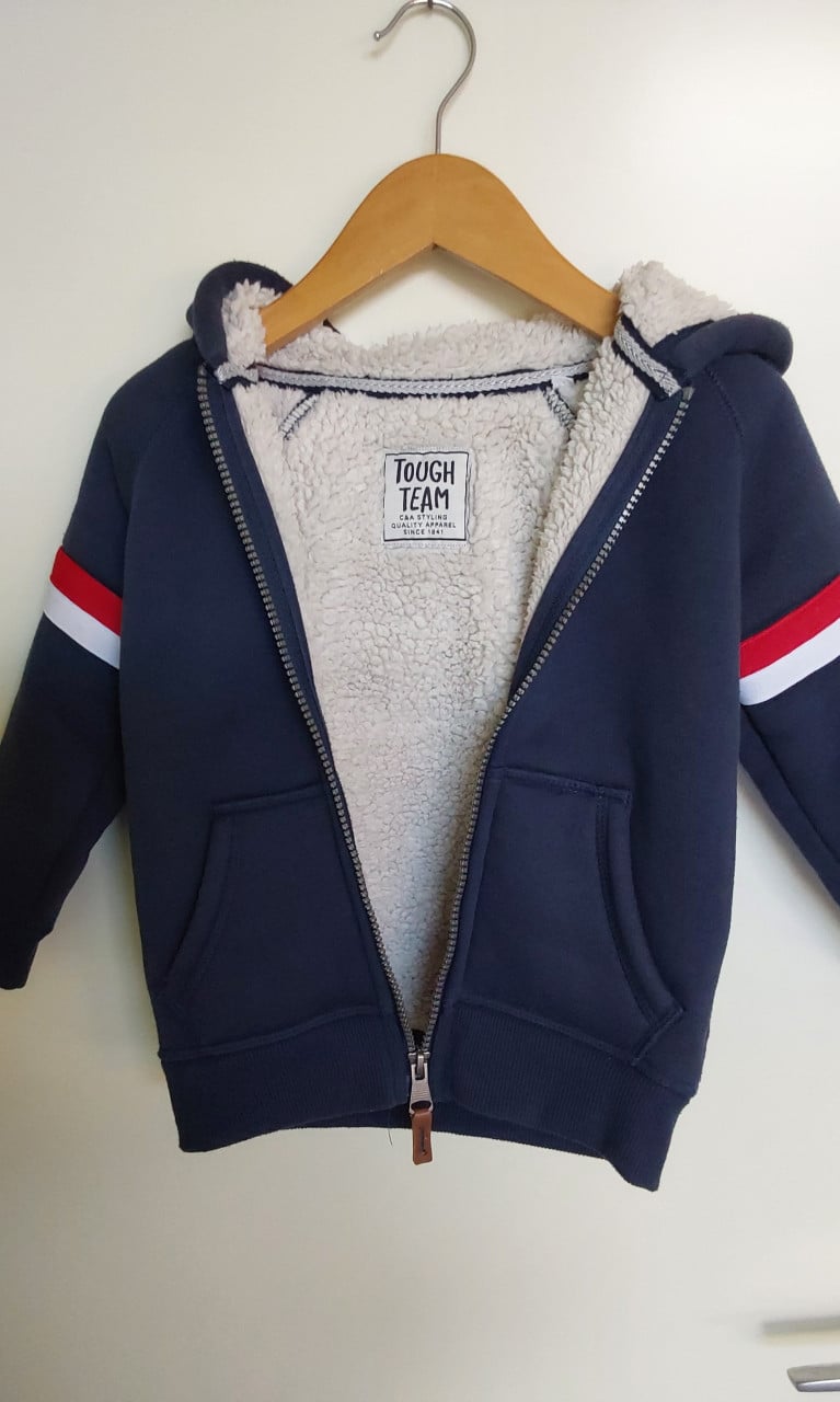 Donkerblauw gevoerd vest van het merk C&A in maat 104