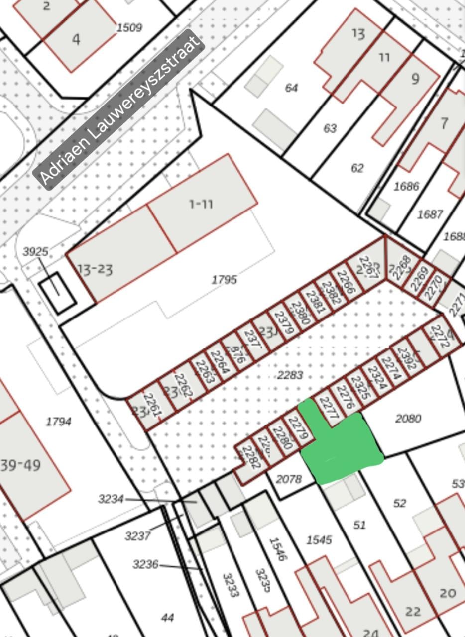 Te huur garagebox/ opslagruimte met stuk grond