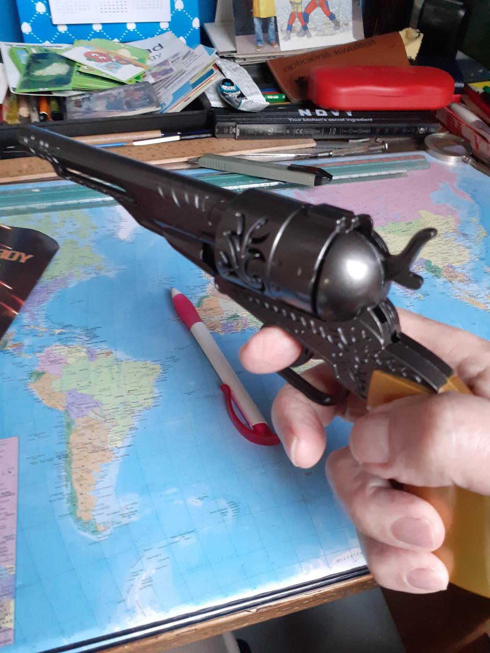 Revolver Speelgoed van metaal en plastic  24 cm lang en mooi