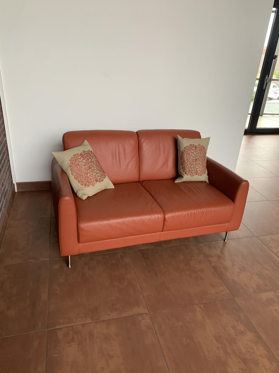 Leuk oranje kleurig bankje met twee kussens