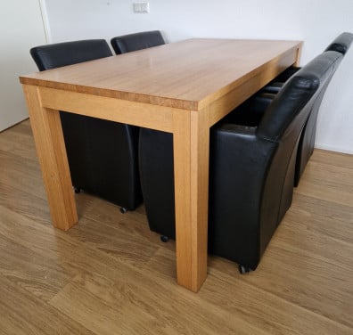 Eethoek met 4 leren stoelen op wieltjes
