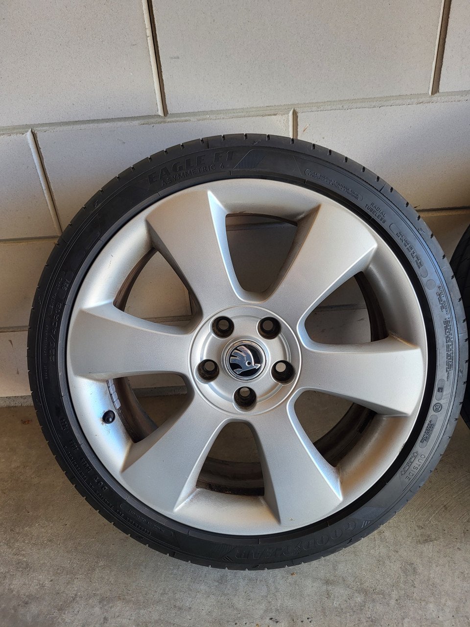 Skoda 18 inch met NIEUWE Goodyear banden.