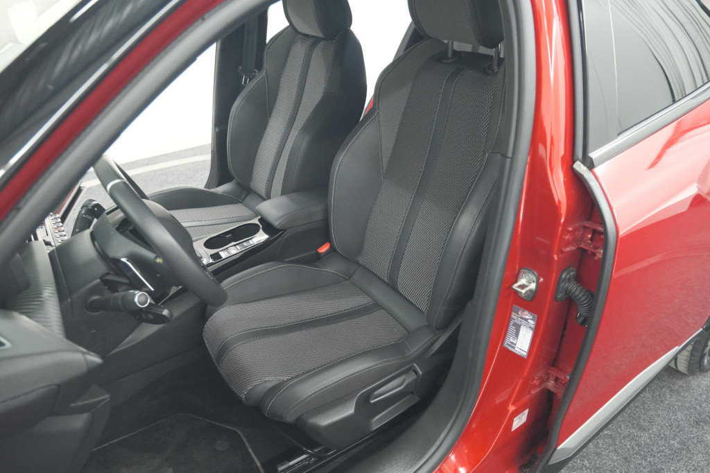 Peugeot 2008 puretech 130 eat8 gt | 360 camera | dodehoekdetectie | navigat
