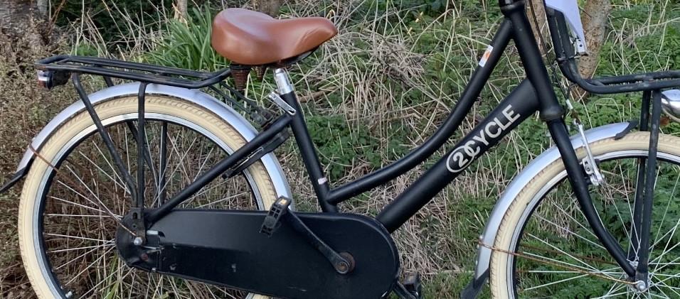 Zwarte Omafiets van het Merk 2 Cycle met Krathouder