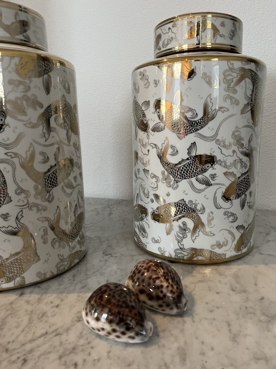 Twee decoratieve potten met gouden koi karpers