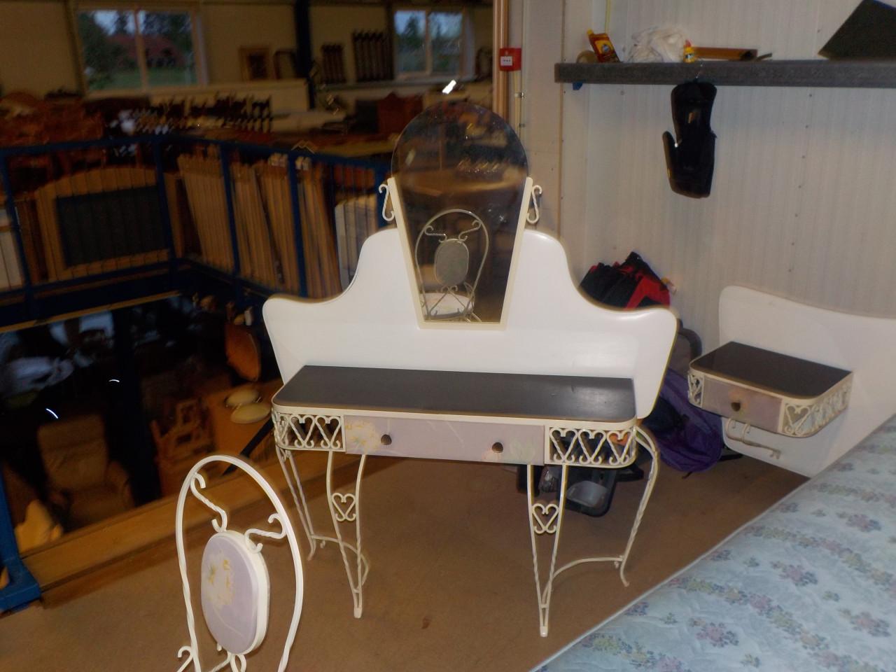Ledikant 130 x 190 cm met kaptafel +spiegel met spiraal met matras + koopje