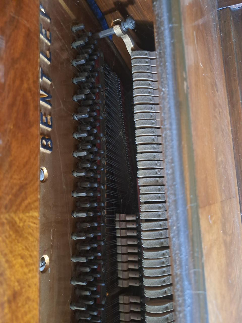 Piano moet weg 250 euro met kruk