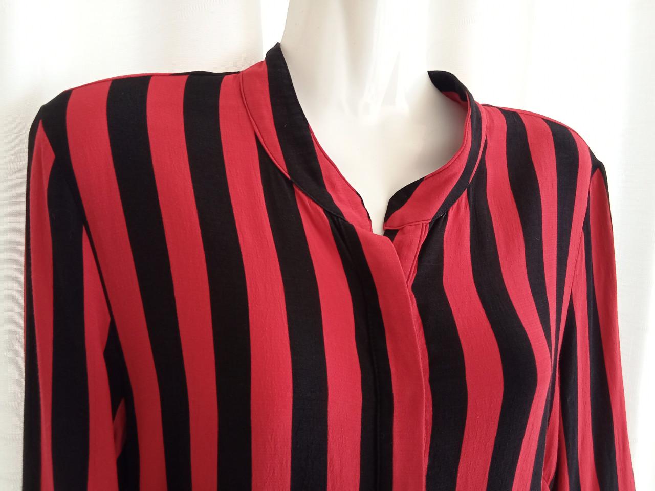 Aparte jurk, rood met zwarte strepen. Merk Anna van Toor