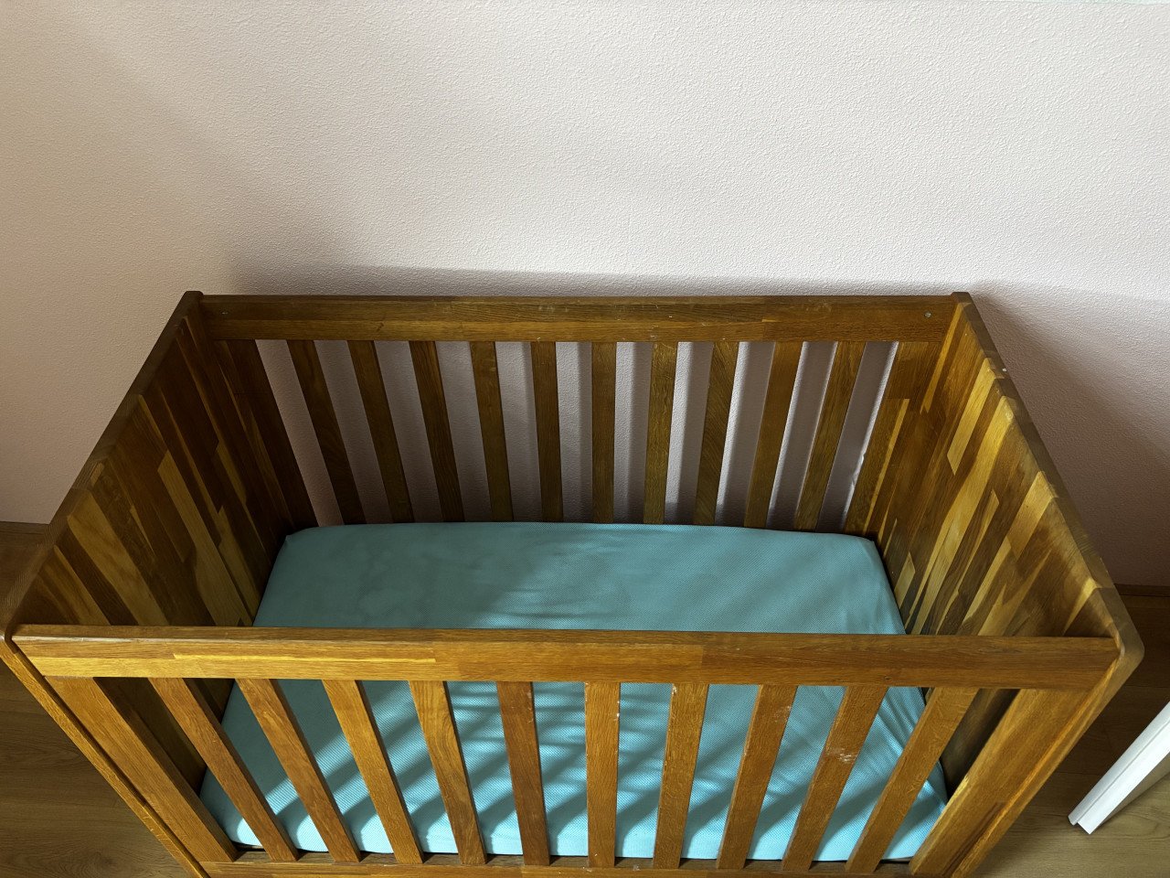 Degelijke houten Babykamer meubelset (ledikant, commode)