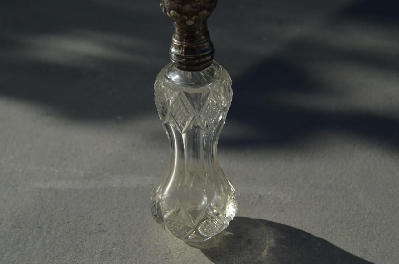 Fraai parfumflesje / odeurflacon zilveren dop