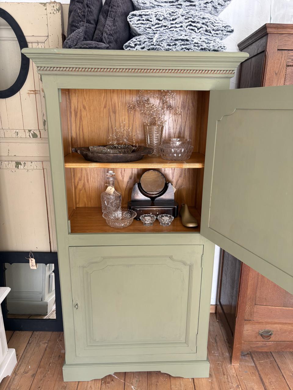 Kast met 2 deuren boven elkaar