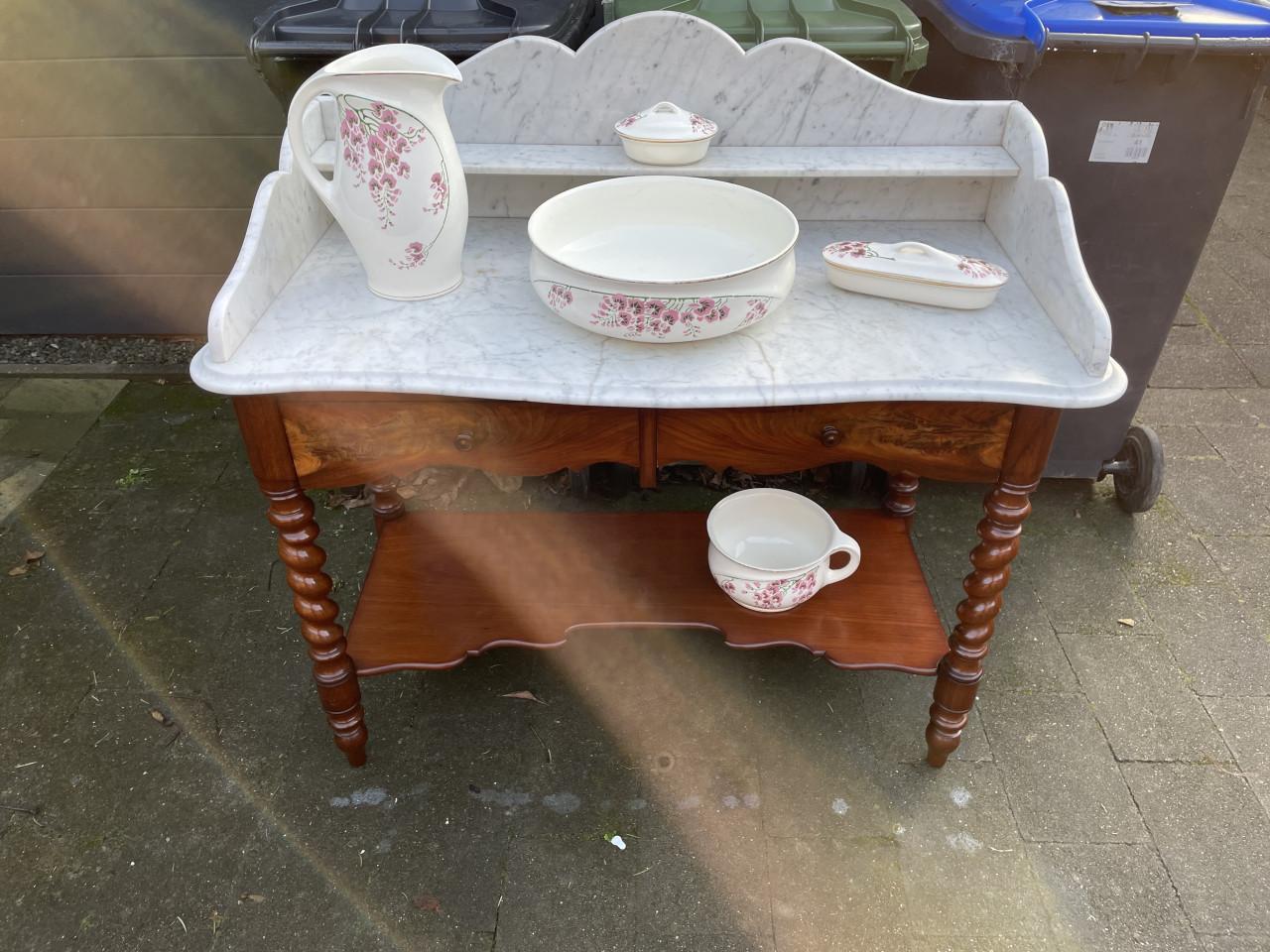 Antiek Wasmeubel met lampetset