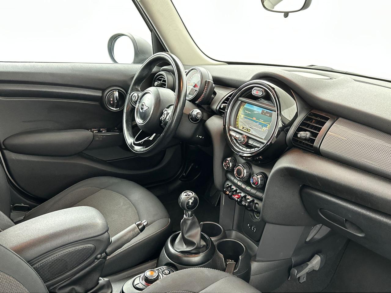 Mini Cooper 5 deurs in zeer nette staat in de kleur white-silver metalic