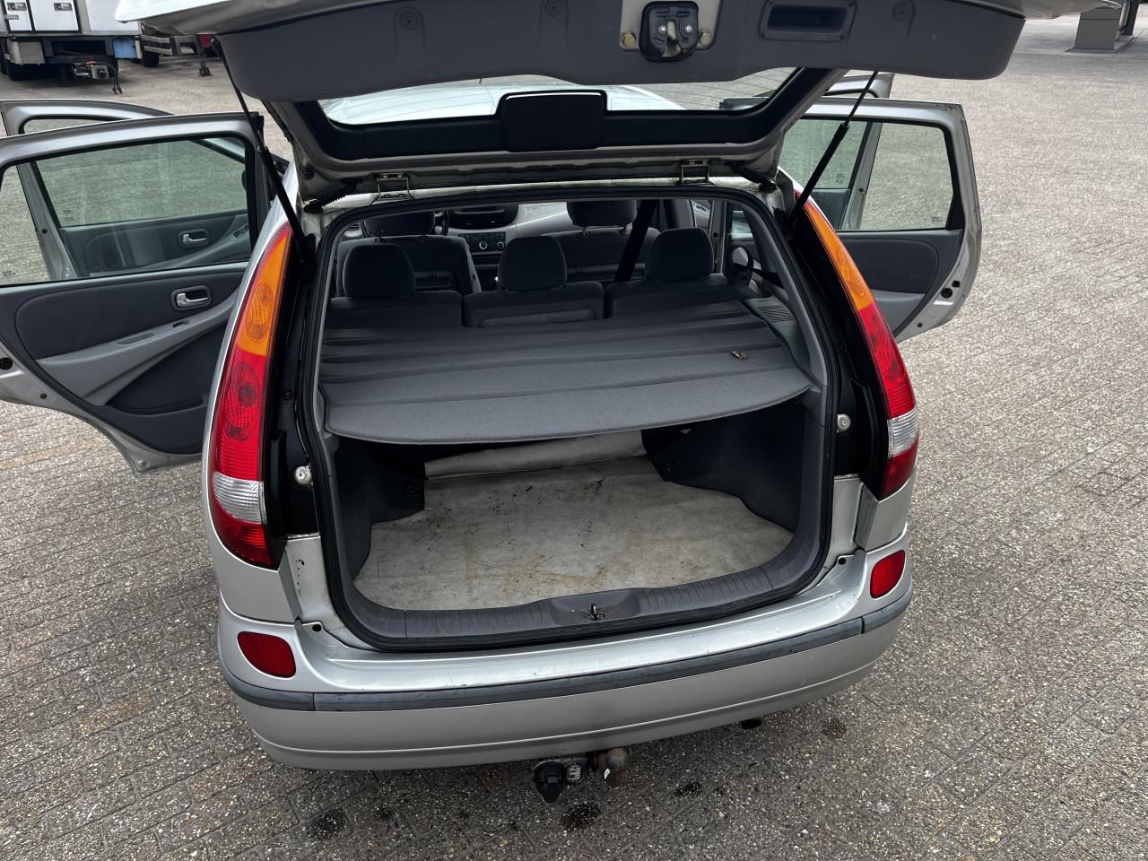Nissan Almera Tino
