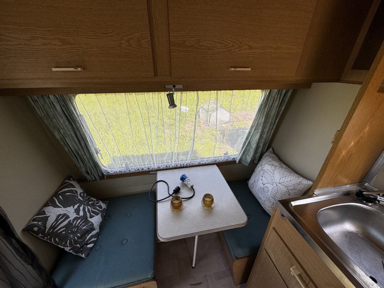 Mooie Retro Kip caravan 1988 met 2 zitjes en luifel