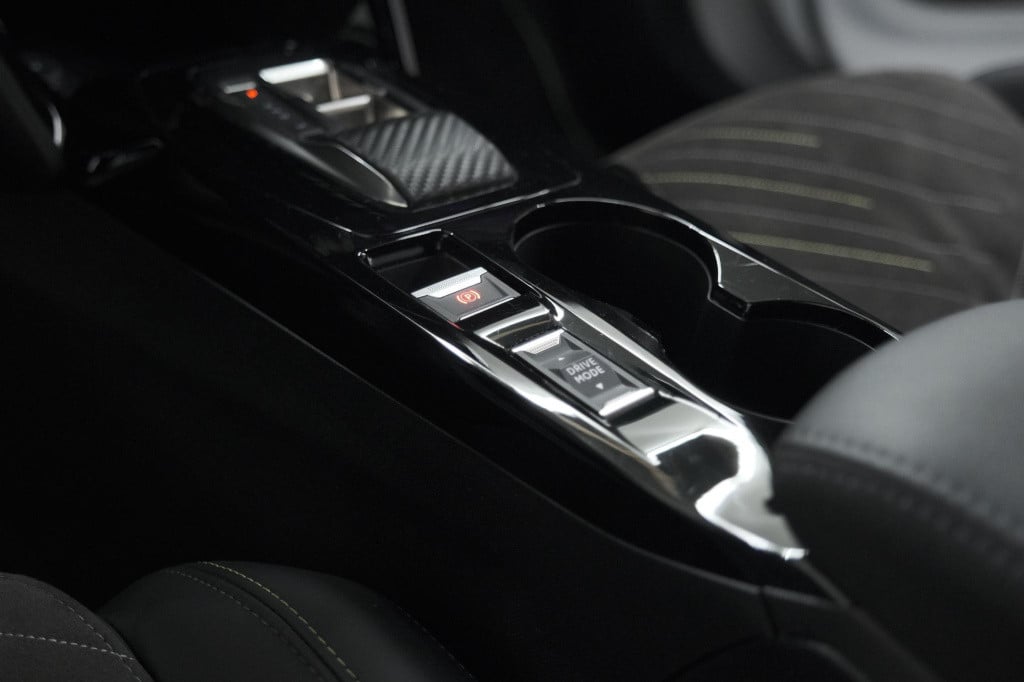 Peugeot 2008 puretech 130 eat8 gt | 360 camera | stoelmassage | adaptieve c