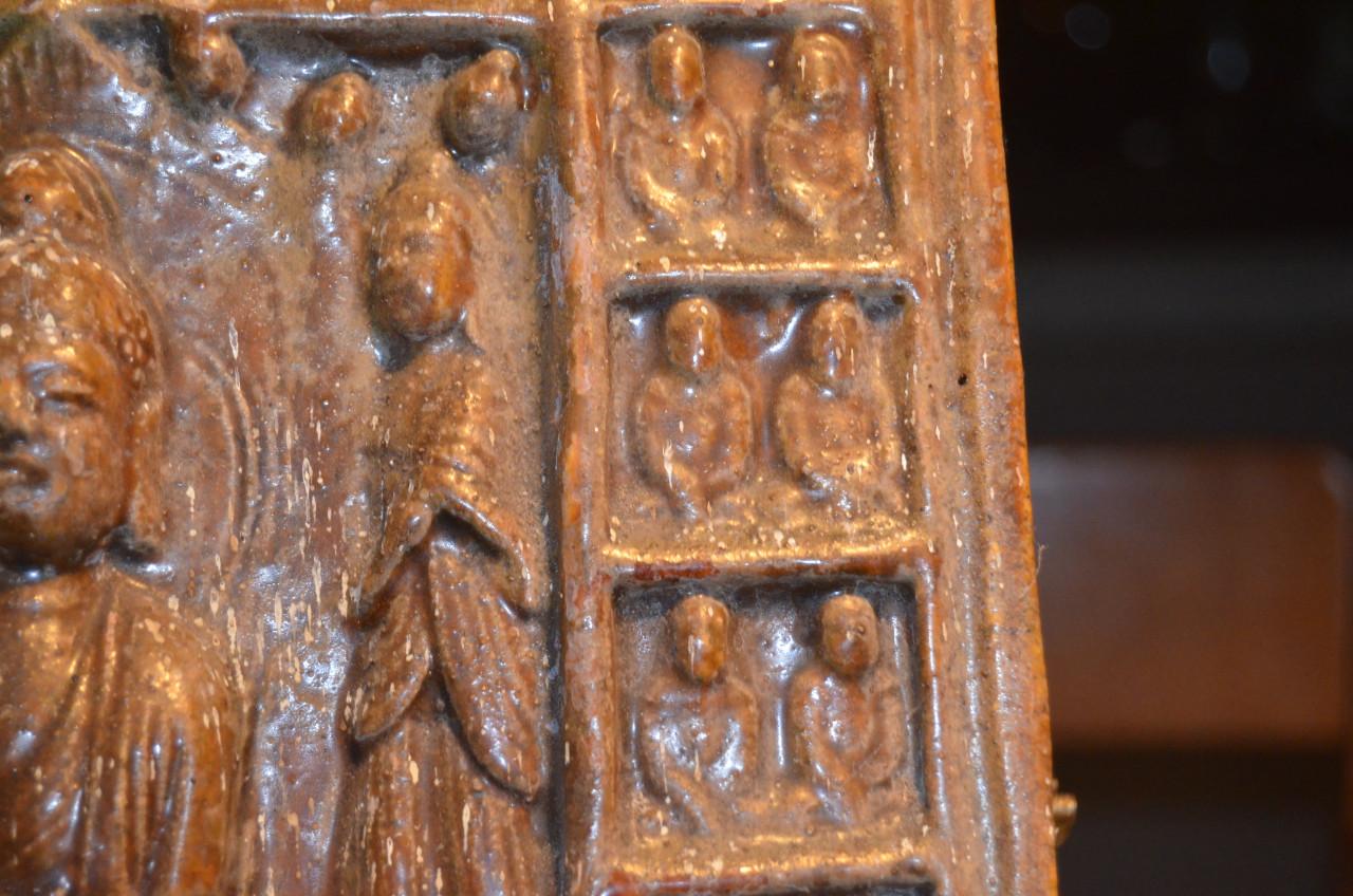 Aardewerk reliëftegel Birma / Burma 18e /19e eeuw met daarop een Boedha