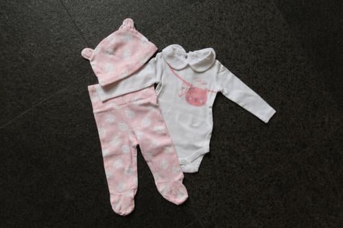 Baby rompertje (nieuw), broekje en mutsje voor €2,00, maatje 0-1mnd.
