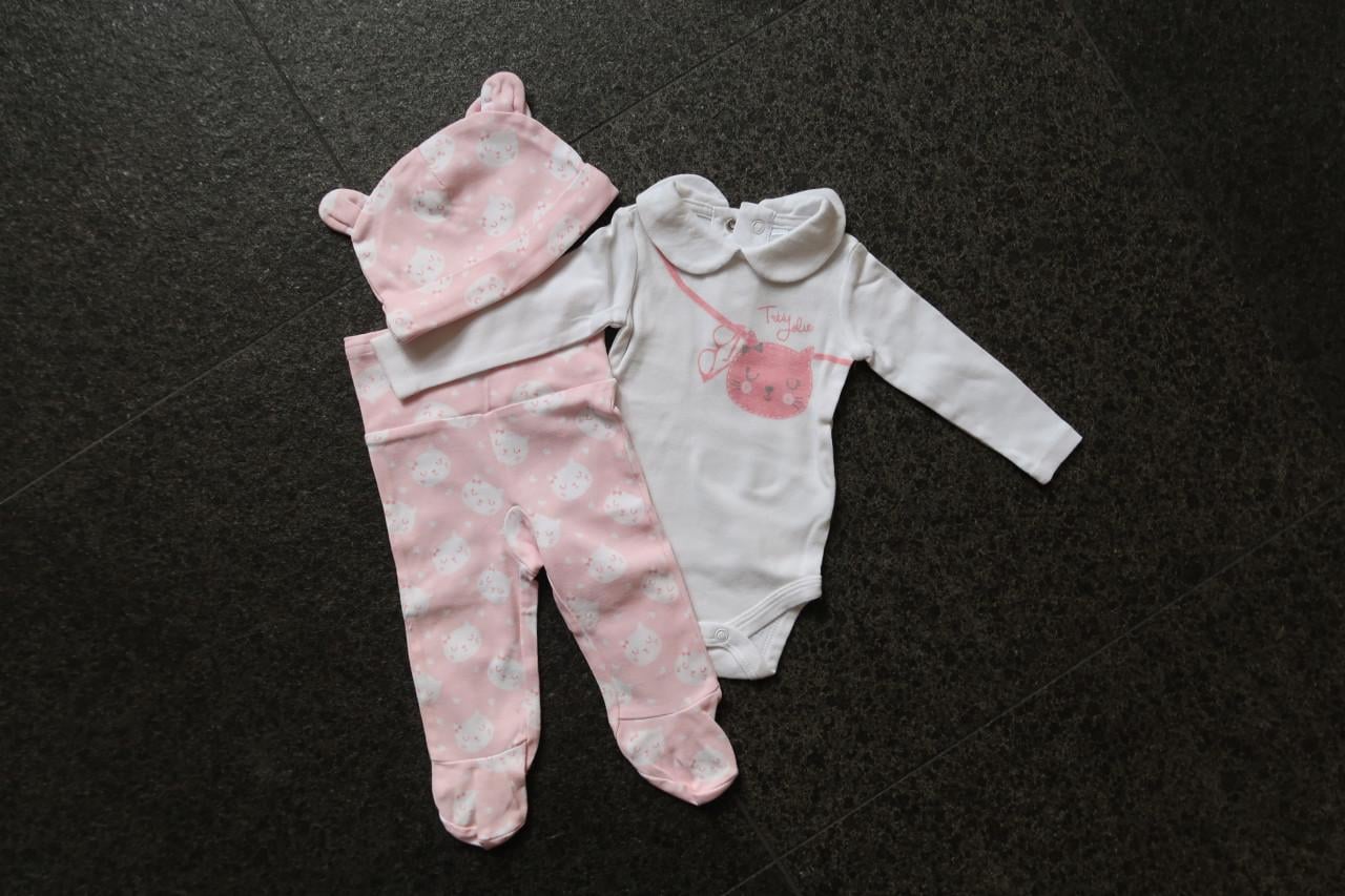 Baby rompertje (nieuw), broekje en mutsje voor €2,00, maatje 0-1mnd.