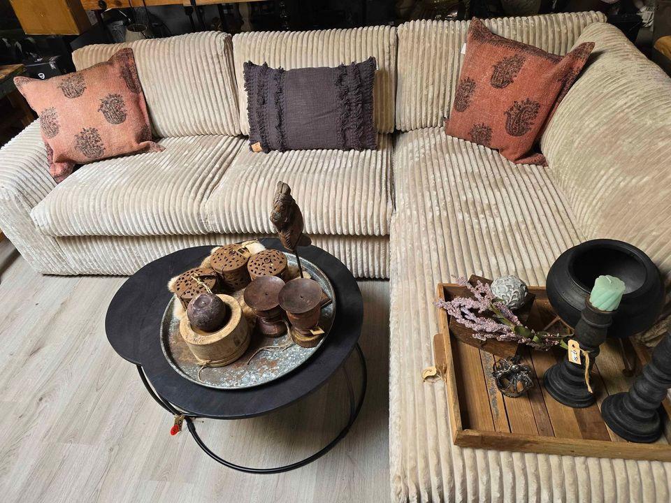 SCHITTERENDE DECORATIE, KASTEN, TAFELS, STOELEN, 3Z FACTORY ARNEMUIDEN