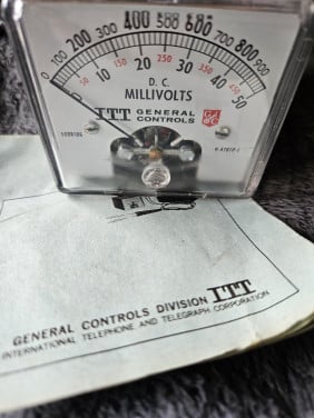 Zgan  ITT General Controls Millivoltmeter in leren opbergtas....