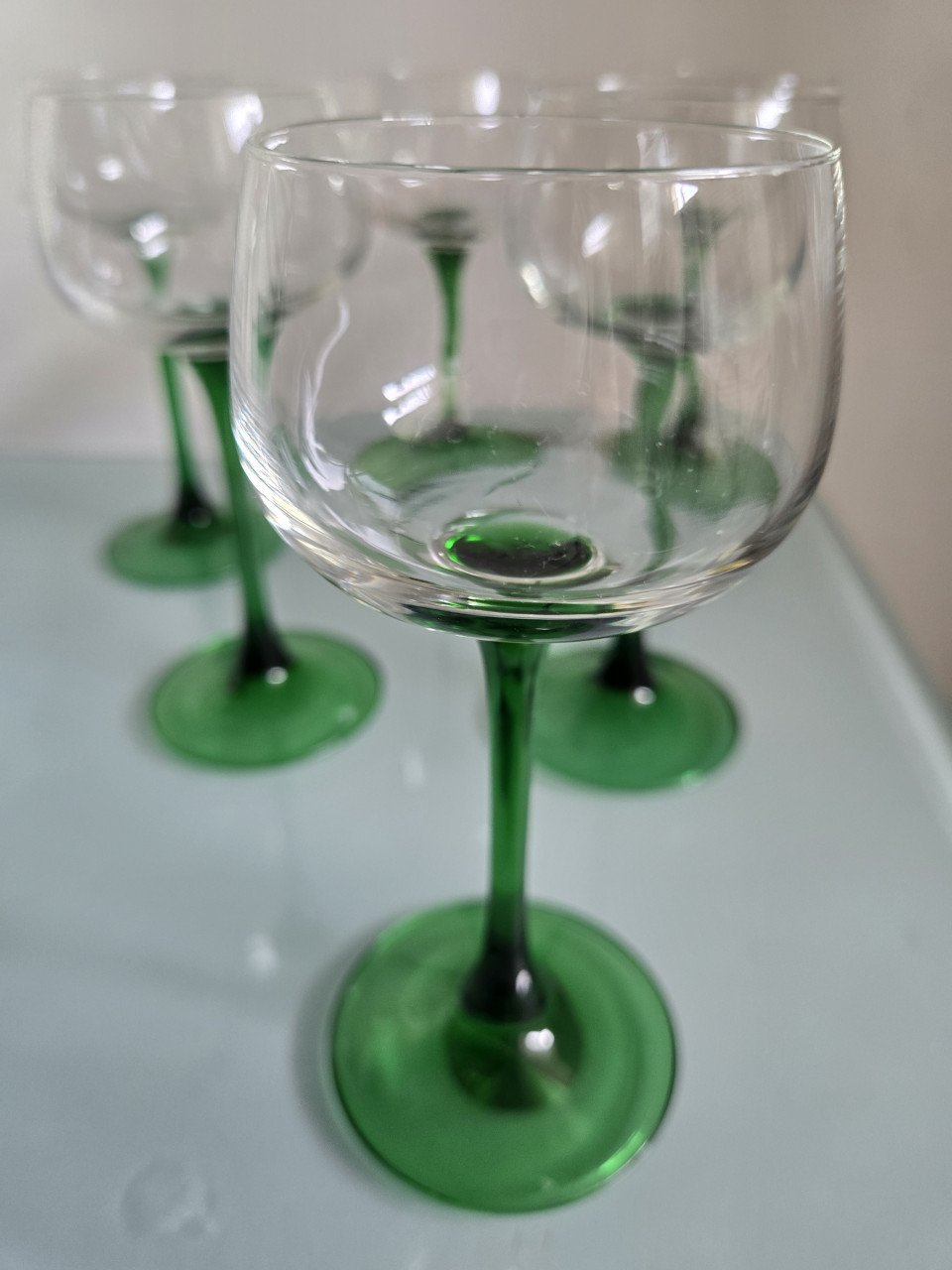6 wijnglazen met groene voet France H 16cm