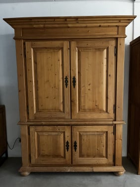Grote grenen kast