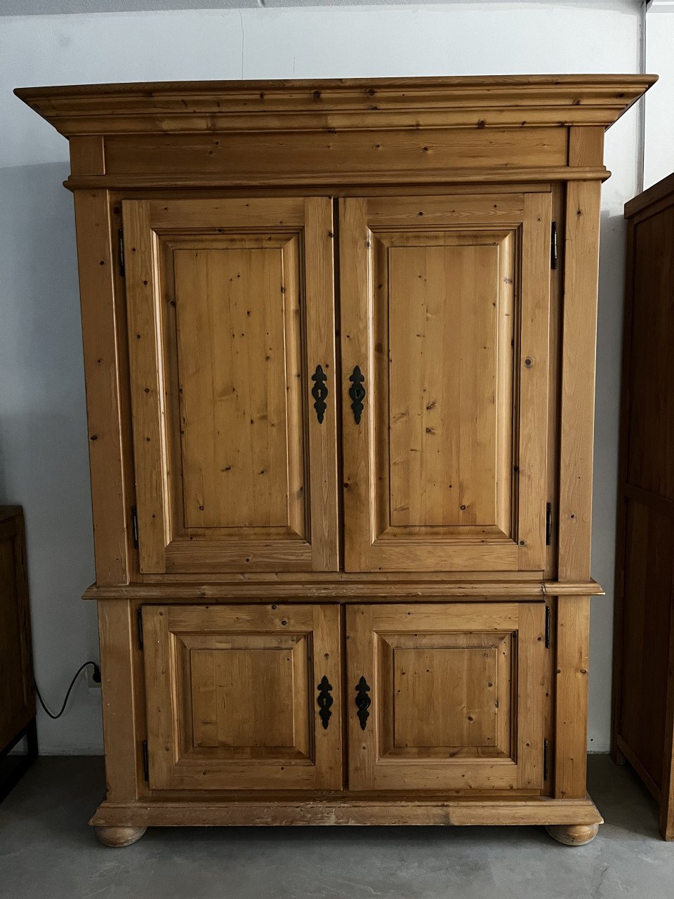 Grote grenen kast