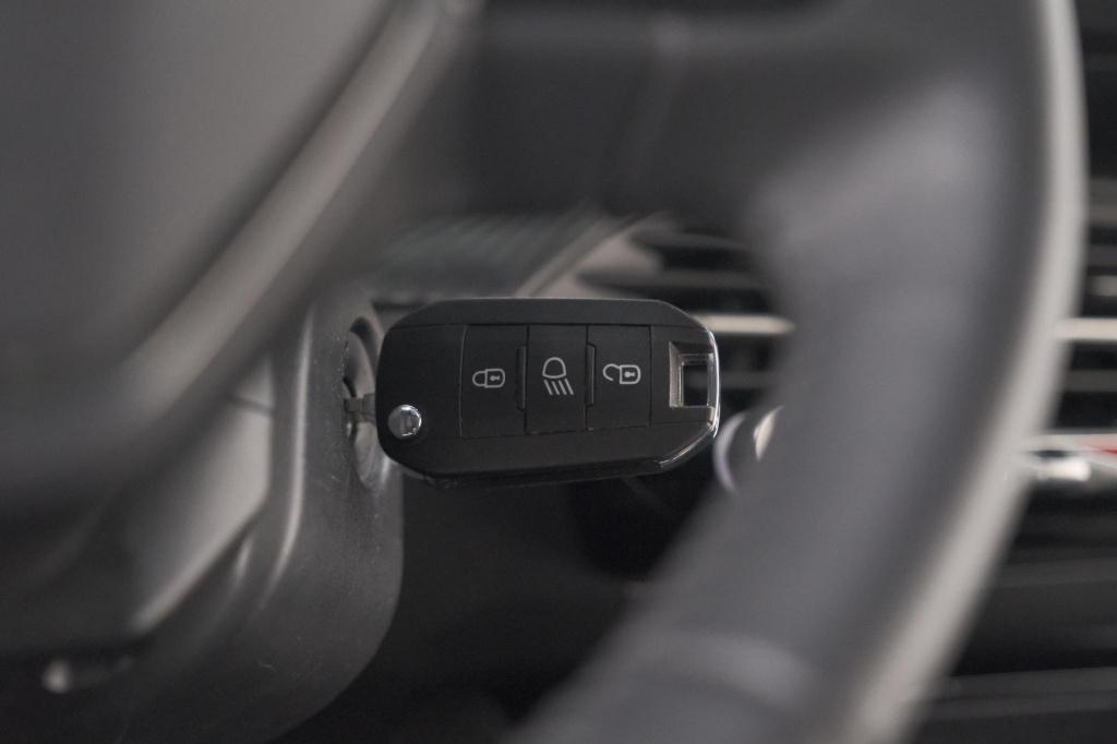 Peugeot 208 1.2 hybrid 110 e-dcs6 style | parkeersensoren | apple carplay |