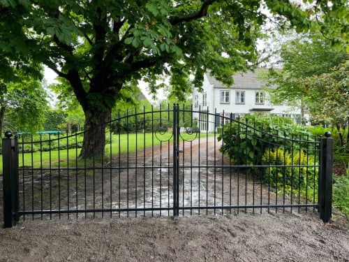 Voor al uw Inrijpoorten - Sier-Hekwerken en Tuinpoorten.