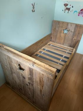 Steigerhouten peuterbed