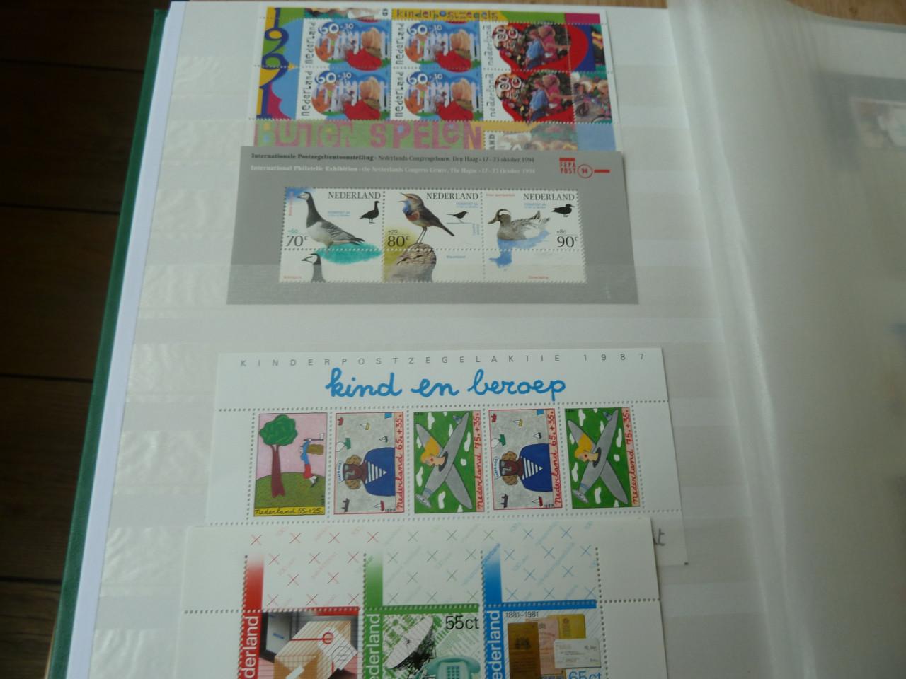 STOCKBOEK MET RUIM 650 NED.ZEGELS