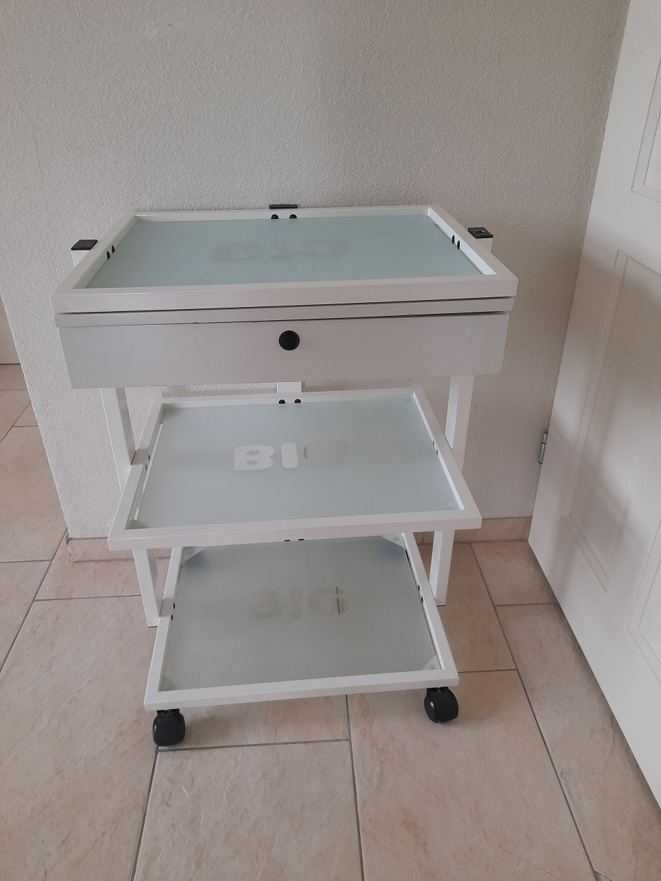 Kaptafel / Make up tafel op wielen (47 x 60 x 80H) in goede nette staat!