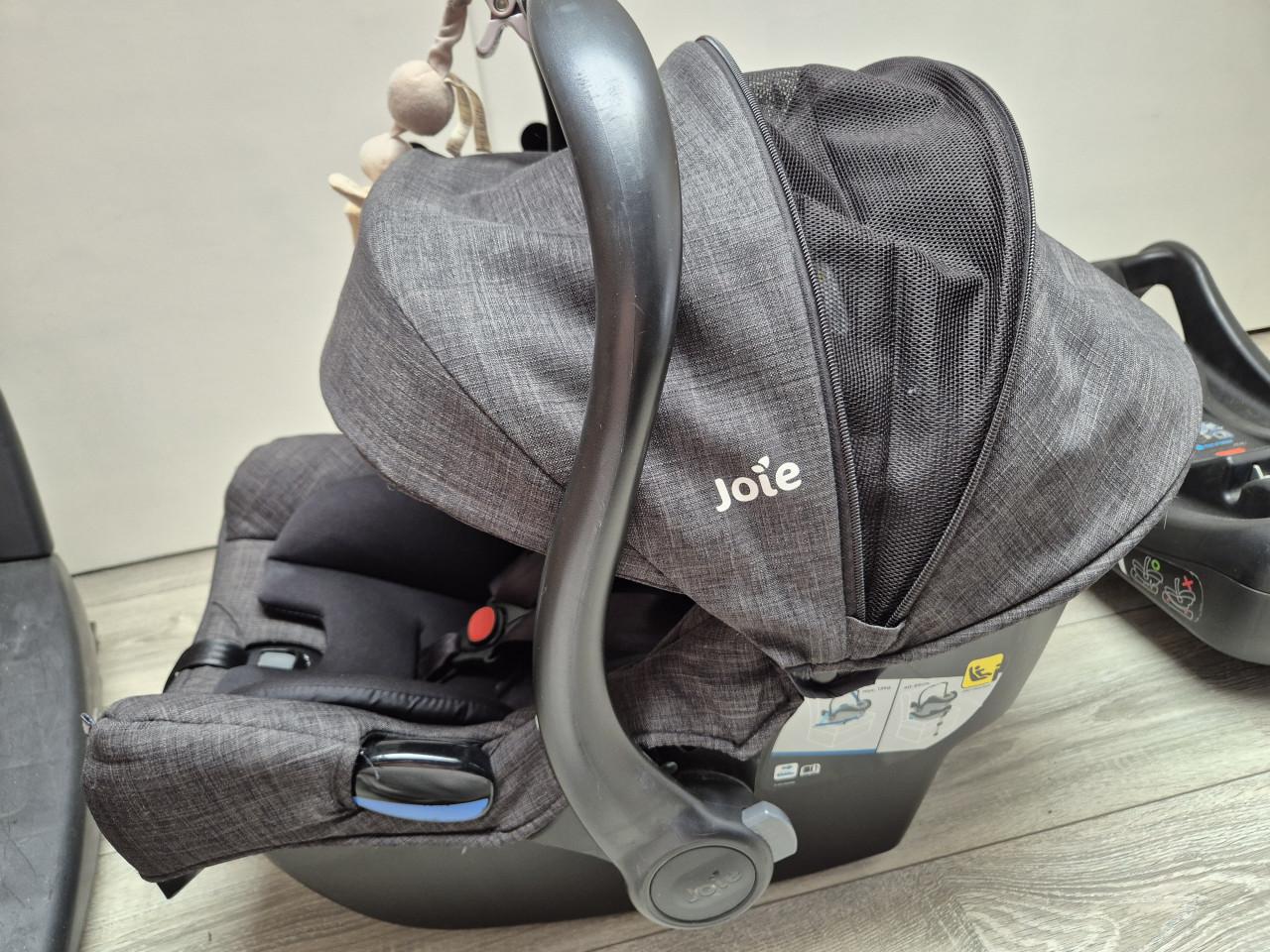 Baby maxi cosi (auto)stoel van Joie + 2 bases voor in de auto('s)