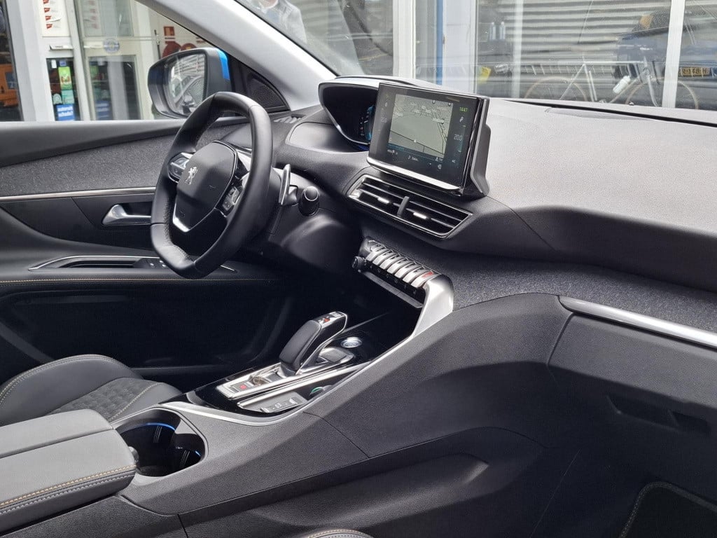 Peugeot 3008 suv 1.6 hybrid 225 eat8 automaat road trip nav/cam