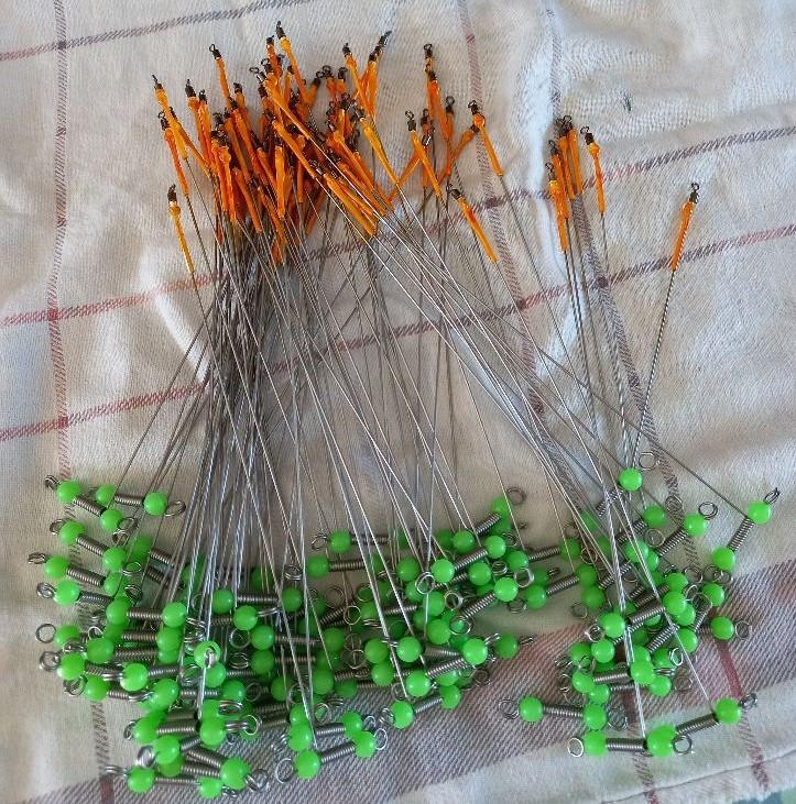 Nog wat verenstaal afhouders met voetje .