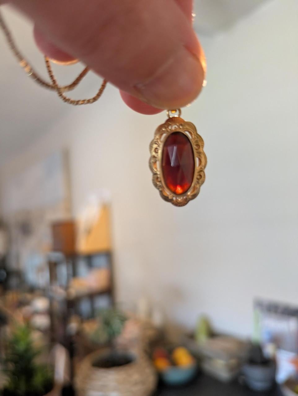 Vintage gouden hanger met ovaal gezaagde/facetgeslepen granaat