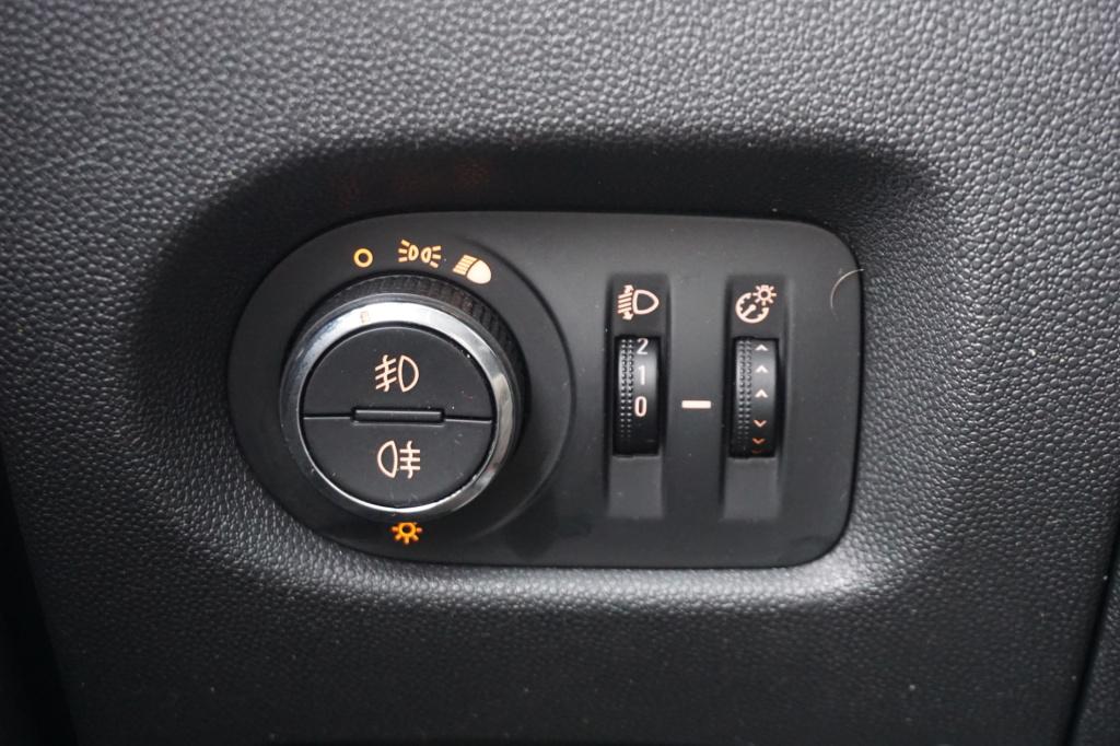 Opel Corsa 1.4-16v '111' edition airco / elektr. ramen / cruise / trekhaak