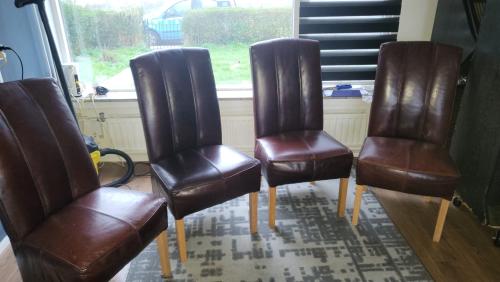 4 mooie echte leren eethoek stoelen