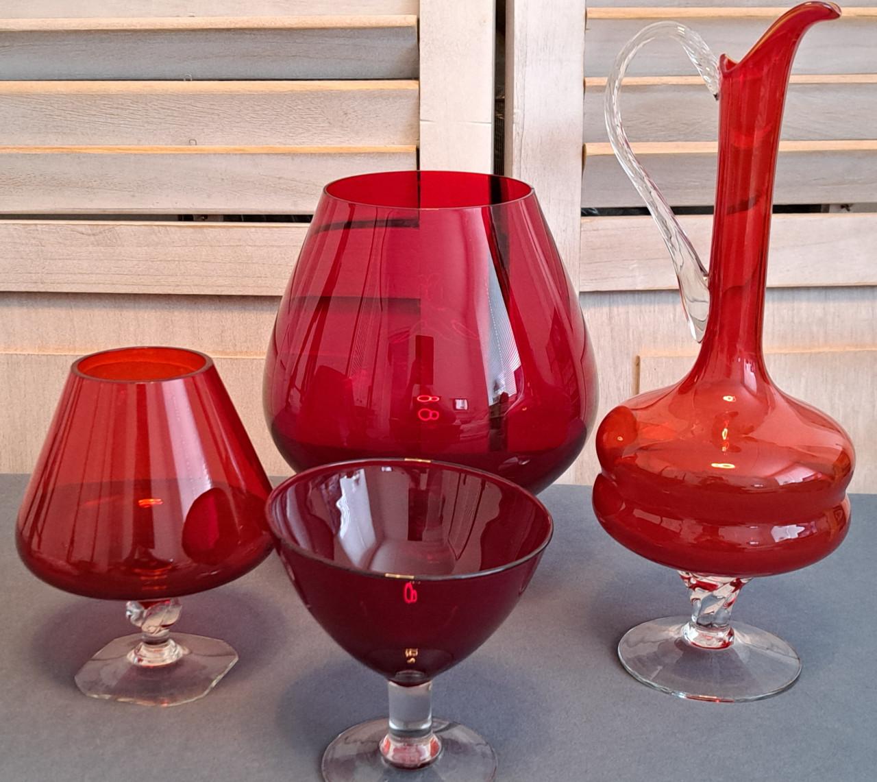 Mooi rood glaswerk
