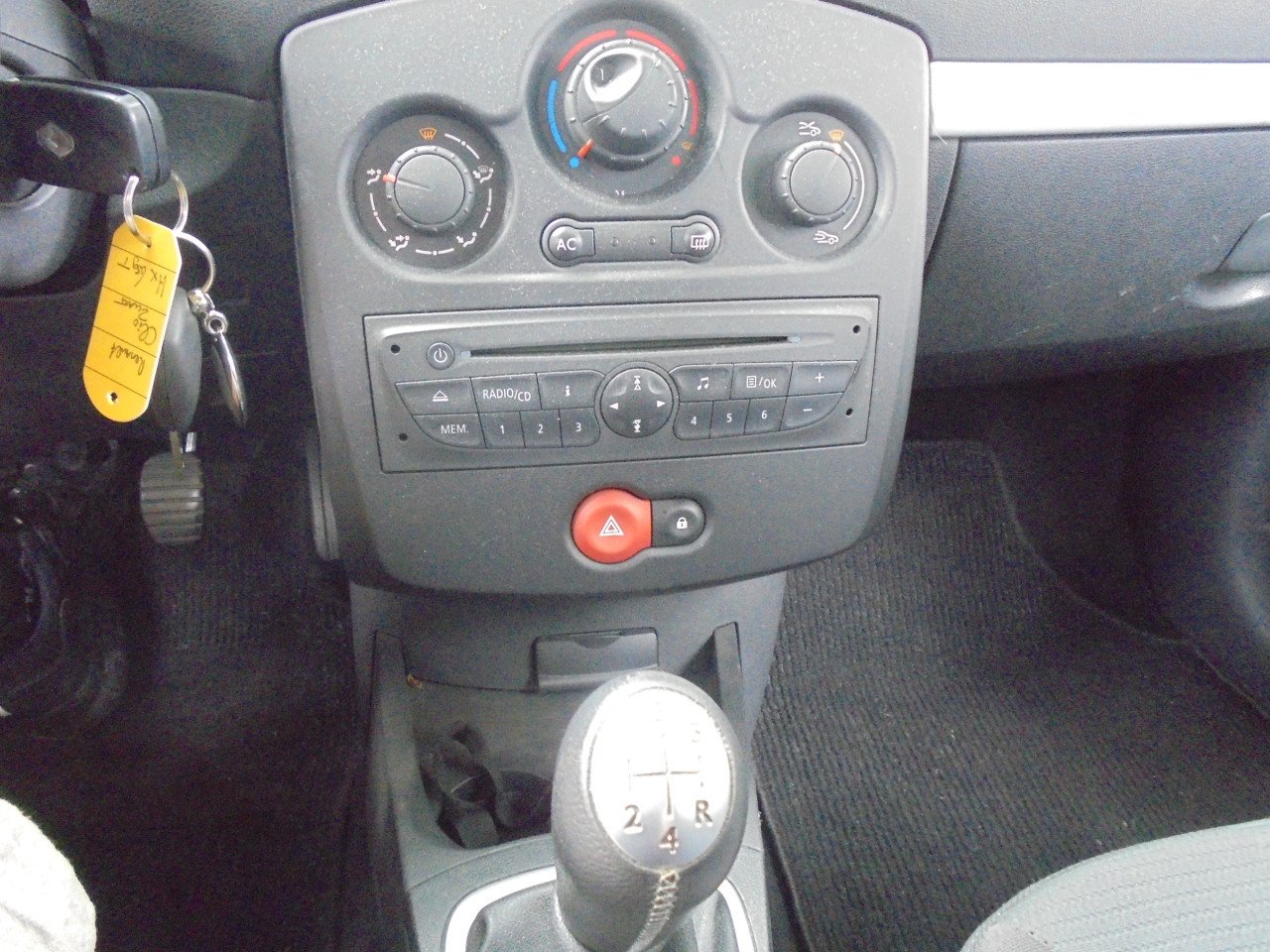 Clio 1.2 motor de 1.2 -16V Authentique uitvoering 135.369 Km vol jaar Apk