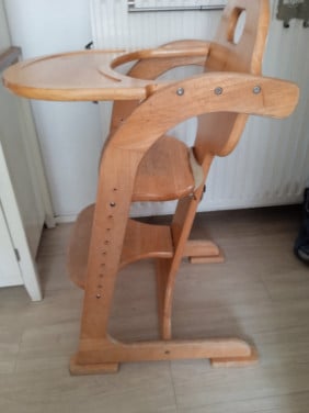 Houten kinderstoel in hoogte verstelbaar