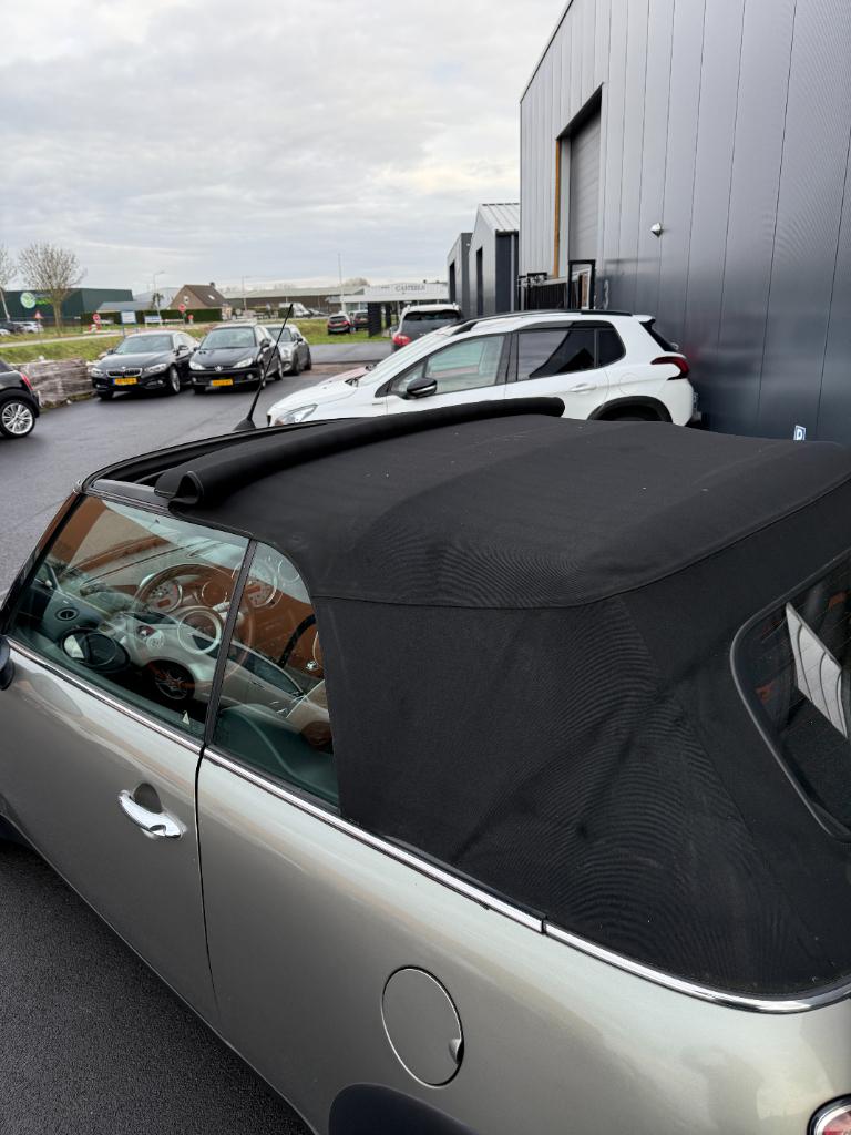 Mini Cooper Cabrio 1.6 - sidewalk