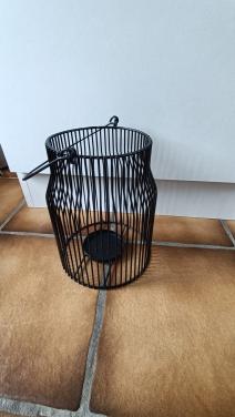 Windlicht zwart van ijzer, geheel open, zonder glas. Hoogte 21 cm.