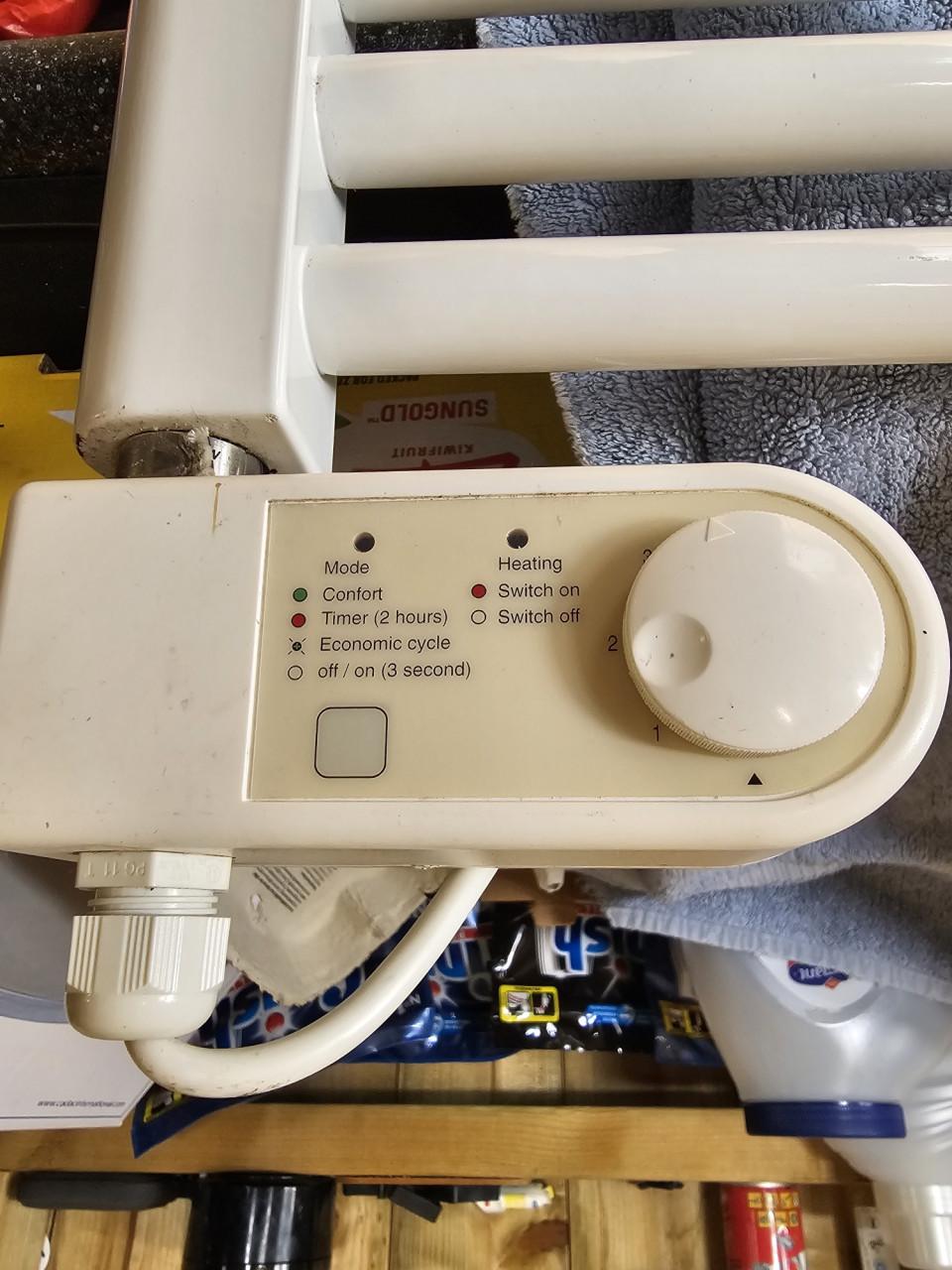 Plieger Elektrische Handdoekradiator, met thermostaat.