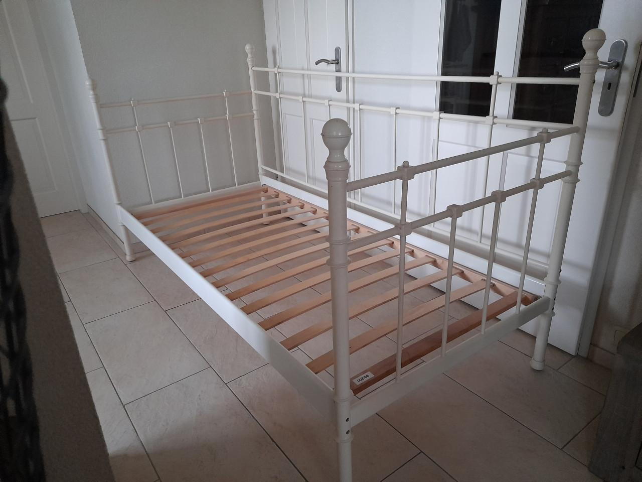 Metalen 1 persoons bed 90 x 200 (in goede staat )