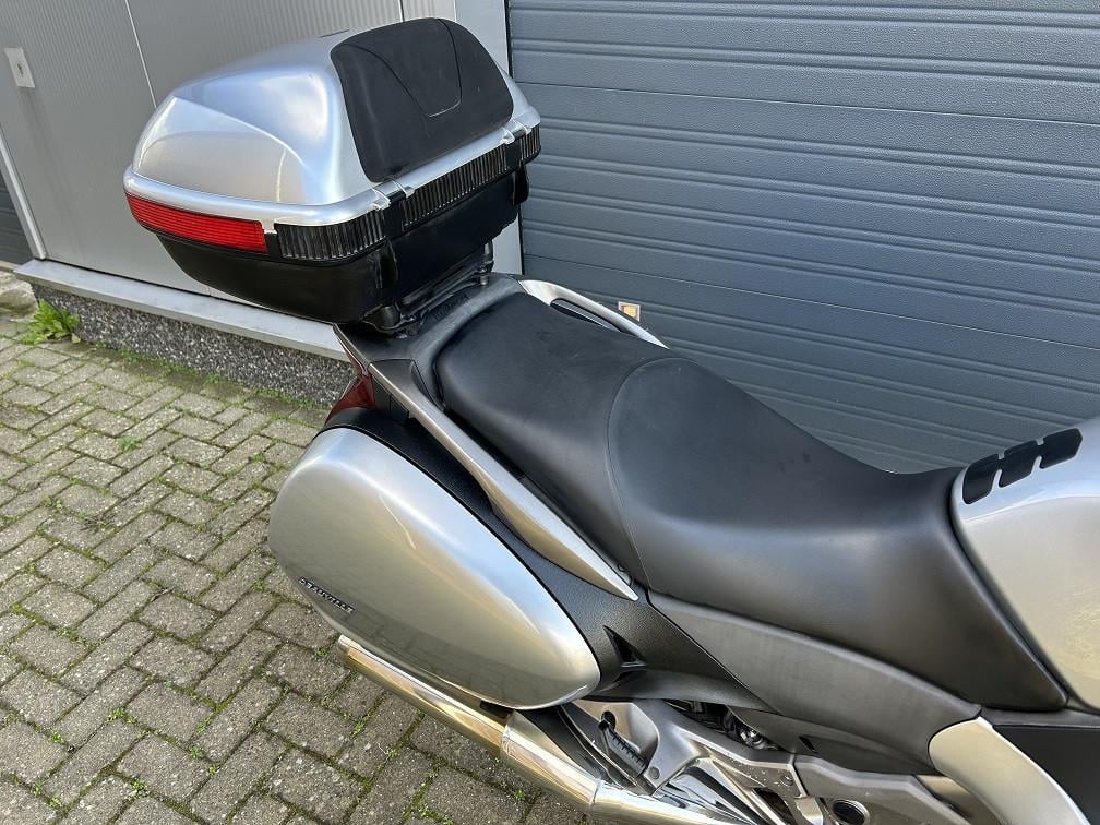 Honda NT700V Deauville uit 2010 met ABS, topkoffer, valbeugel, etc €3250,-
