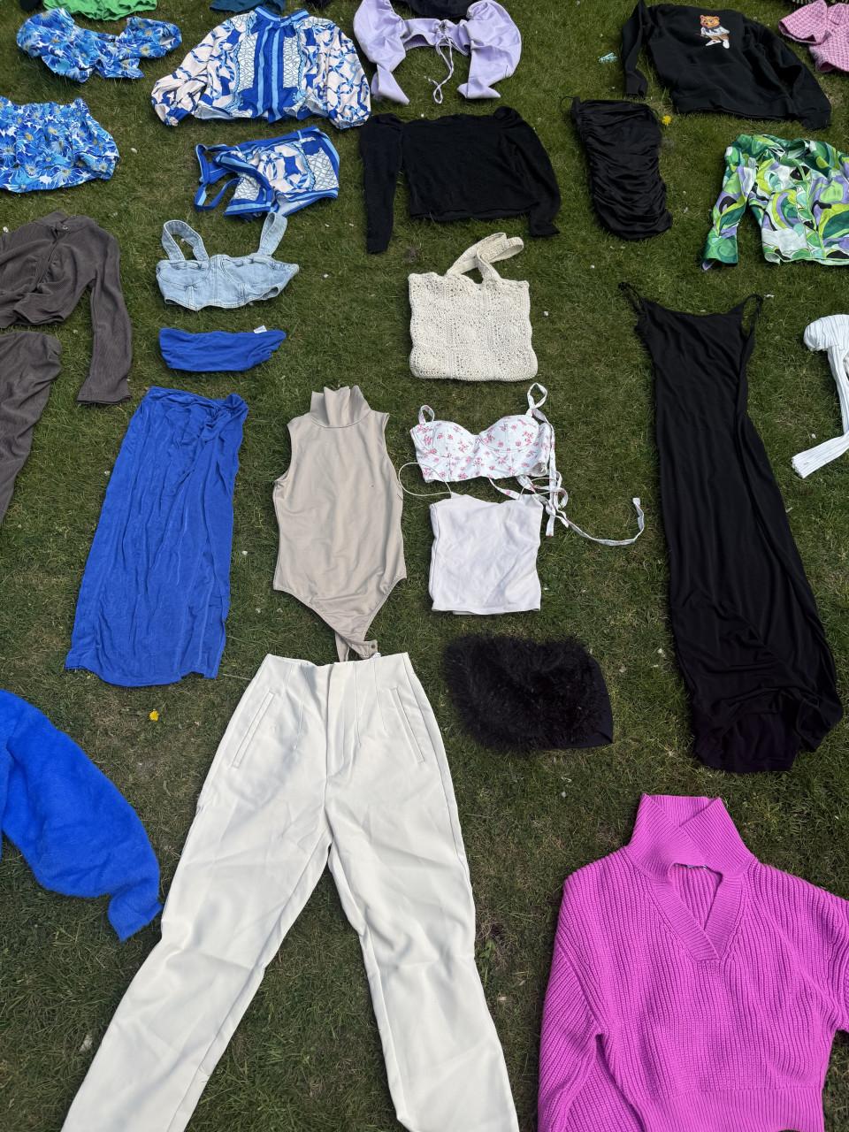 Pakket dames/ meisjes kleding ongeveer 90/100 stuks